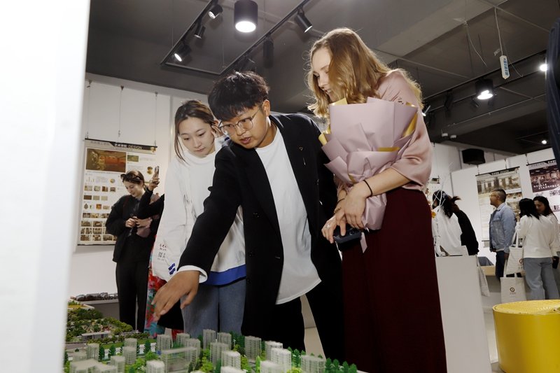 燕京理工学院国际海棠文化艺术节启幕:北美艺术家与师生同看世界 共向未来